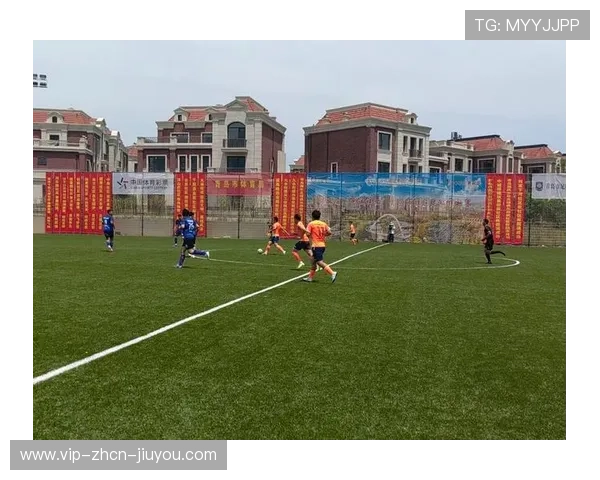 冠军球队球员参与社区文化活动促进城市体育文化建设，社区足球文化